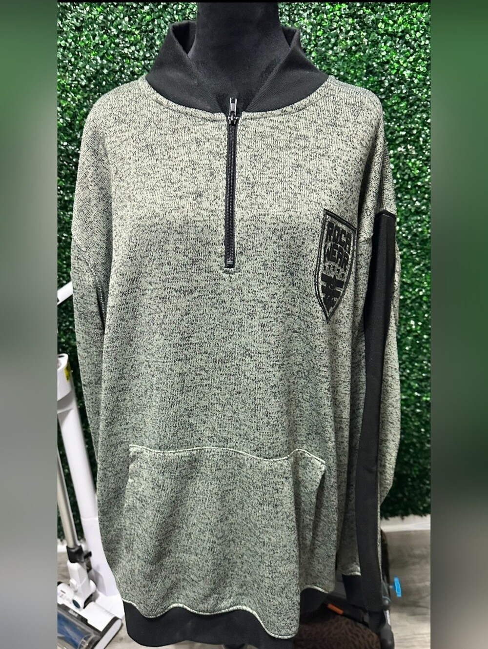 Rocawear Quarter-zip Sweatshirt - Picture 1 of 5